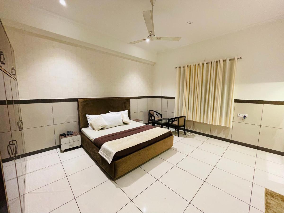 سونيبات Primrose Hotel And Restaurant المظهر الخارجي الصورة