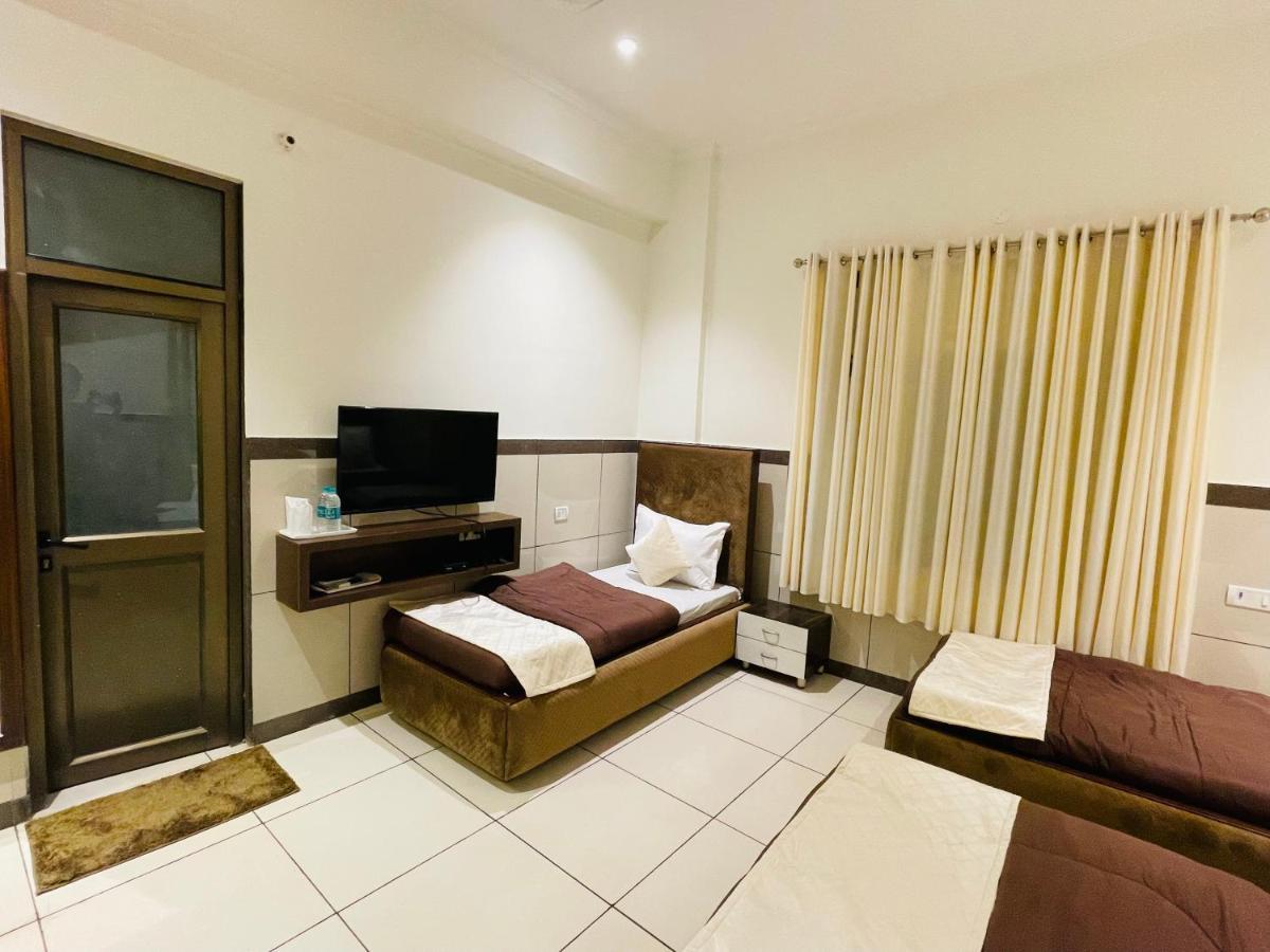سونيبات Primrose Hotel And Restaurant المظهر الخارجي الصورة